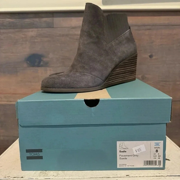 Toms Shoes - Grey NEW in box Sadie TOMS size 8 heeled suede boots